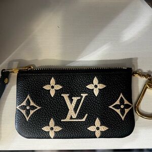 Louis Vuitton key pouch. Bi-color Empriente leather. Black/cream